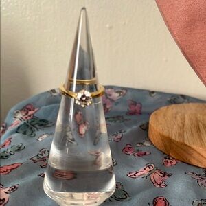 Elegant Gold Band with Sparkling Gem